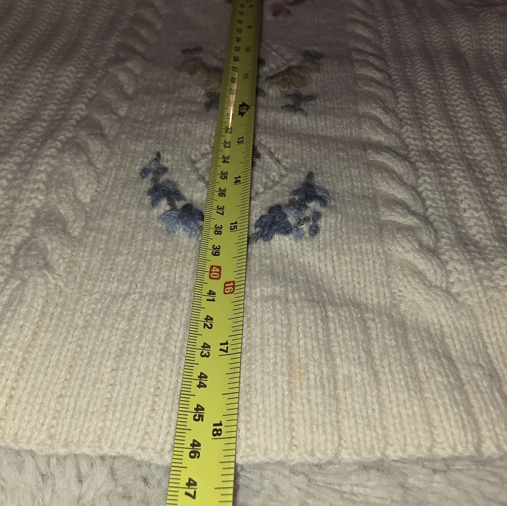 Ralph Lauren Vintage Lambs Wool Sweater with Colorful Embroidery Size M